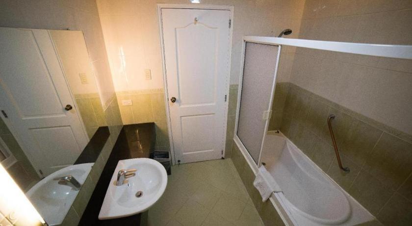 Moonbay Marina The Villas Olongapo Exterior photo